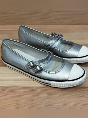 Converse Dainty Mary Jane OX Woman’s Sz 9 Slip On Shoe Silver Leather  A12201C